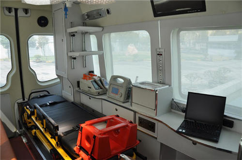 泸西县救护车内部